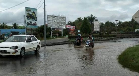 Drainase Tak Tersedia Picu Kerusakan Jalan Poros Kota Nanga Pinoh