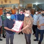 Pemkab Melawi Salurkan Bantuan Beras dari Presiden dan Gubernur Bagi Warga Terdampak PPKM