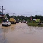 Drainase Tak Berfungsi, Sejumlah Ruas Jalan Protokol Nanga Pinoh Tergenang