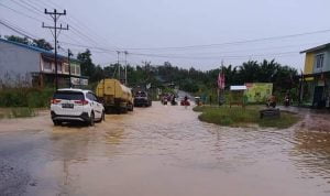 Drainase Tak Berfungsi, Sejumlah Ruas Jalan Protokol Nanga Pinoh Tergenang