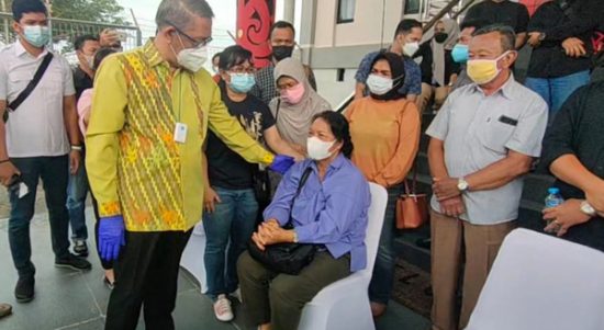 Tangis Histeris Istri Sambut Kedatangan Jenazah Wakil Bupati Sintang Yosep Sudiyanto di Supadio Pontianak