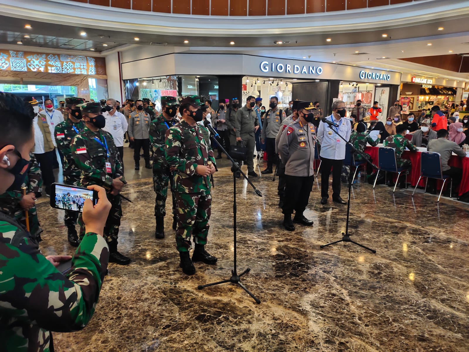 Panglima TNI dan Kapolri Dorong Percepatan Vaksinasi di Kalbar 1