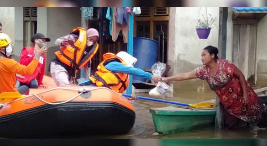 PMI Melawi Salurkan 100 Paket Sembako ke Korban Banjir