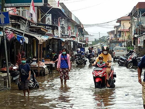 Kota Nanga Pinoh Dilanda Banjir, Aktivitas Jual Beli di Pasar Lumpuh