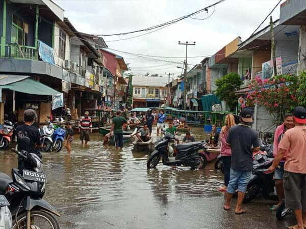 Kota Nanga Pinoh Dilanda Banjir, Aktivitas Jual Beli di Pasar Lumpuh