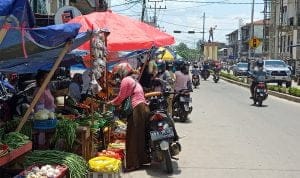 Melawi Dikepung Banjir, Pedagang Pasar Jualan di Bahu Jalan