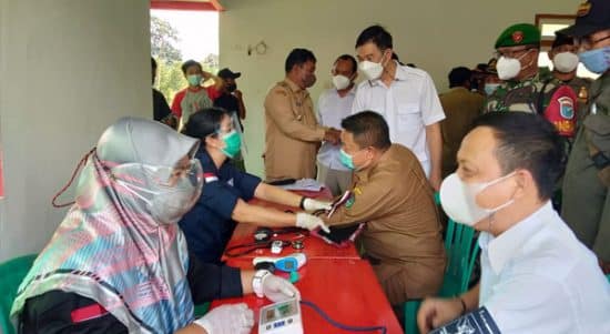 Partai Gerindra Gelar Vaksinasi Sekaligus Bagi-bagi Sembako di Nanga Kiungkang Sekadau