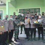 Bawa Tumpeng HUT TNI, Kapolres Melawi Kunjungi Kompi dan Koramil