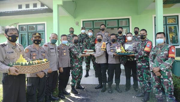 Bawa Tumpeng HUT TNI, Kapolres Melawi Kunjungi Kompi dan Koramil