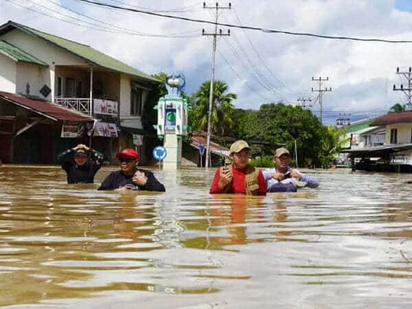 Bupati Sis Turun Langsung Tinjau Kondisi Banjir
