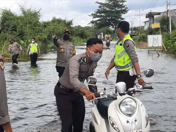 Jalan Nasional Terendam Banjir, Polisi Bantu Warga Lintasi Genangan Air