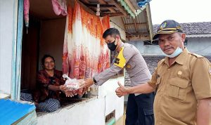 Pemdes Domet Permai Bersama Bhabinkamtibmas Bagikan Sembako untuk Korban Banjir