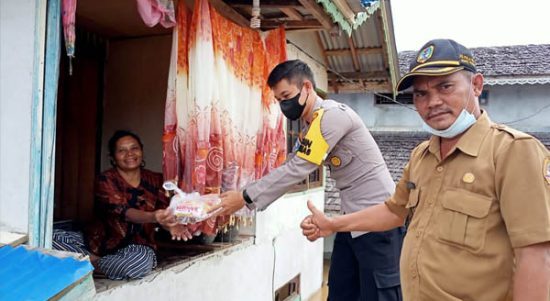 Pemdes Domet Permai Bersama Bhabinkamtibmas Bagikan Sembako untuk Korban Banjir