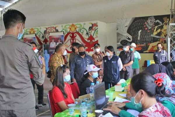 Sekda Mohd Zaini Tinjau Vaksinasi Covid-19 di Seriang Badau