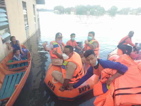 Wabup Subandrio Serahkan Bantuan untuk Warga Dua Desa yang Terdampak Banjir