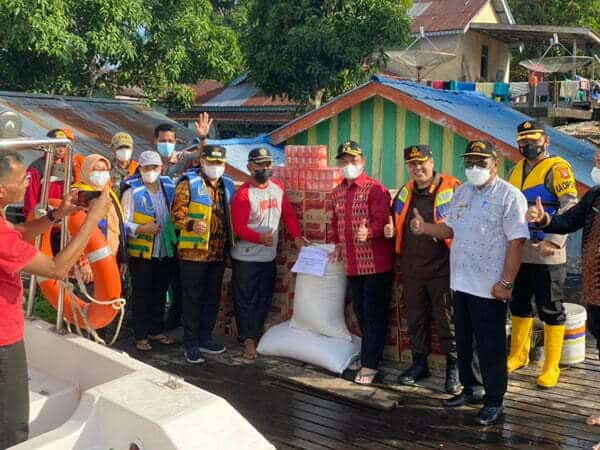 Wagub Ria Norsan Bawa Bantuan Pemprov Kalbar untuk Korban Banjir Sekadau