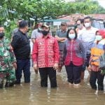 Wagub Ria Norsan Bawa Bantuan Pemprov Kalbar untuk Korban Banjir Sintang