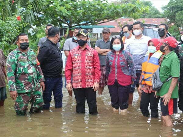 Wagub Ria Norsan Bawa Bantuan Pemprov Kalbar untuk Korban Banjir Sintang