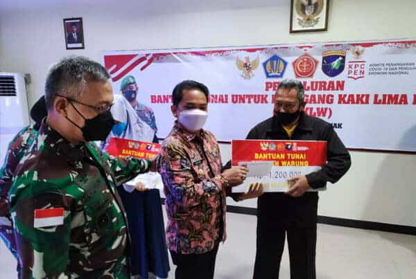 Wawako Bahasan Apresiasi TNI Salurkan Bantuan Tunai PKL dan Warung