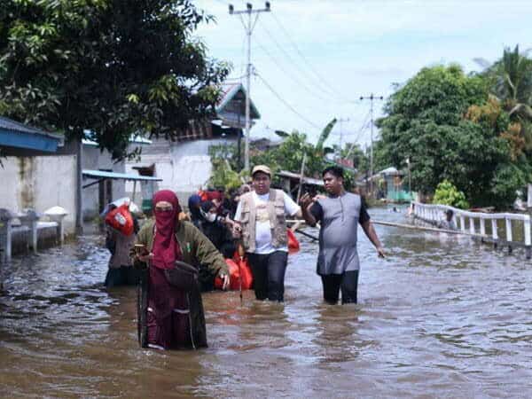 25 Santri Penghafal Quran dari Ashqaf Rescue Salurkan Bantuan untuk Korban Banjir Sekadau