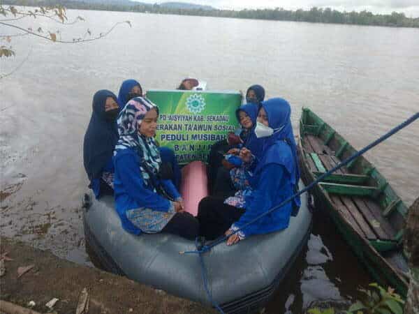 Aisyiyah Sekadau Distribusikan Bantuan Sembako untuk Korban Banjir