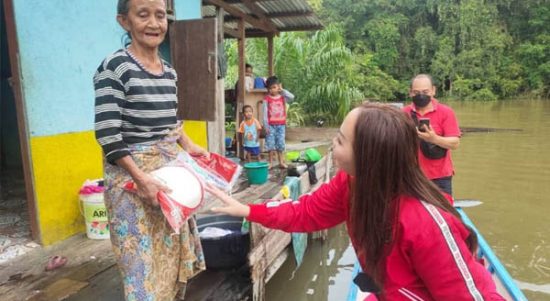 Angeline Fremalco Salurkan Bantuan untuk Korban Banjir di Nanga Pala