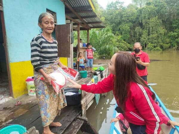 Angeline Fremalco Salurkan Bantuan untuk Korban Banjir di Nanga Pala