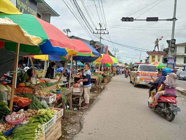 Banjir Kembali Rendam Pasar Melawi, Pedagang Pindah Jualan di Jalan Raya 1