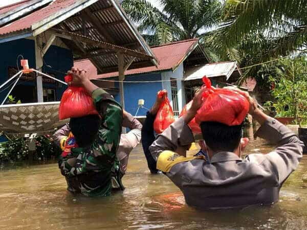 Banjir Rendam Lima Desa di Nanga Tayap, Polisi Terus Salurkan Bantuan