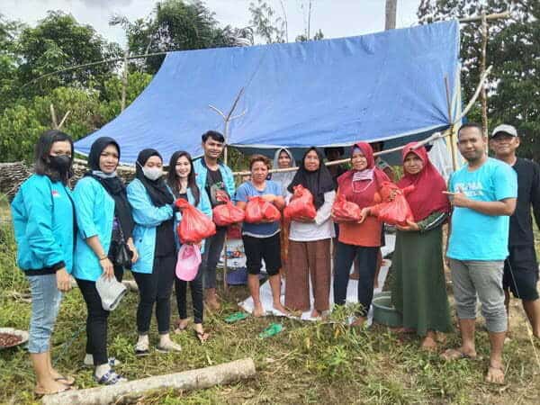 Bersama Generasi Muda, Ketua Gelora Sintang Salurkan Bantuan Banjir