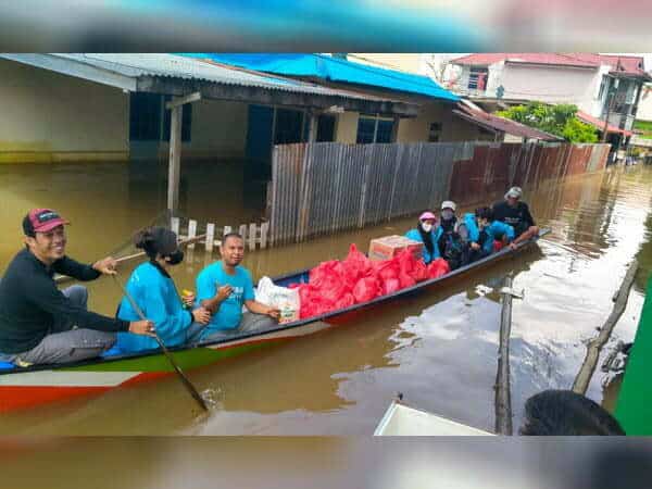 Bersama Generasi Muda, Ketua Gelora Sintang Salurkan Bantuan Banjir