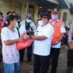 Bupati Aron Salurkan Bantuan untuk Warga Terdampak Banjir di Tapang Semadak