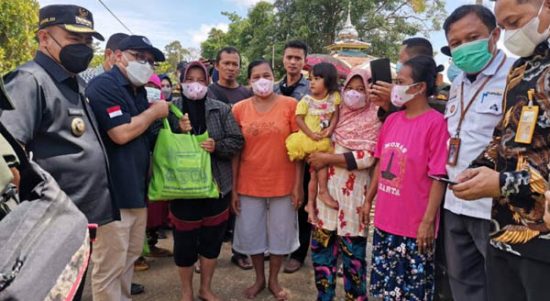 Bupati Aron dan BMPD Kalbar Salurkan Bantuan Banjir untuk Warga Seberang Kapuas