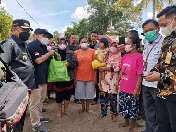 Bupati Aron dan BMPD Kalbar Salurkan Bantuan Banjir untuk Warga Seberang Kapuas