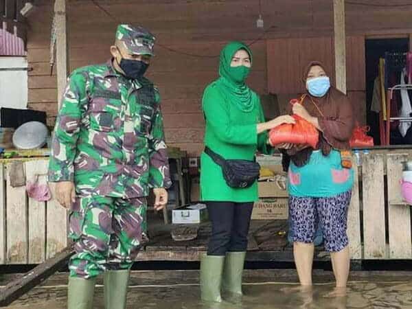 Dandim 1203 Ketapang dan Ketua Persit Serahkan Bantuan untuk Korban Banjir