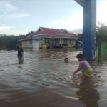 Debit Air Meningkat: Perangkat Desa Sungai Ringin Terpaksa Pindah Kantor Sementara