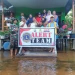 Raja Tayan Bersama Lions Club Arungi Sungai Salurkan Bantuan untuk Korban Banjir 19