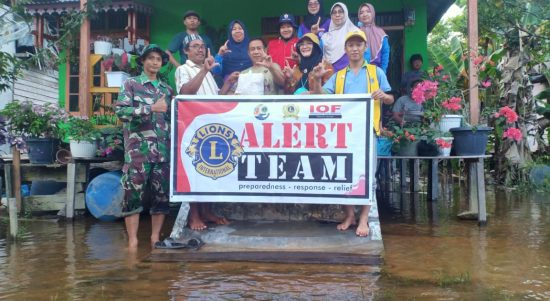 Raja Tayan Bersama Lions Club Arungi Sungai Salurkan Bantuan untuk Korban Banjir 1