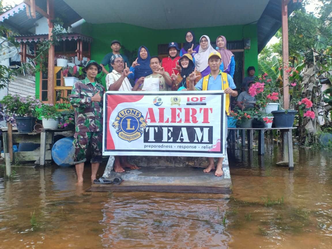 Raja Tayan Bersama Lions Club Arungi Sungai Salurkan Bantuan untuk Korban Banjir 1