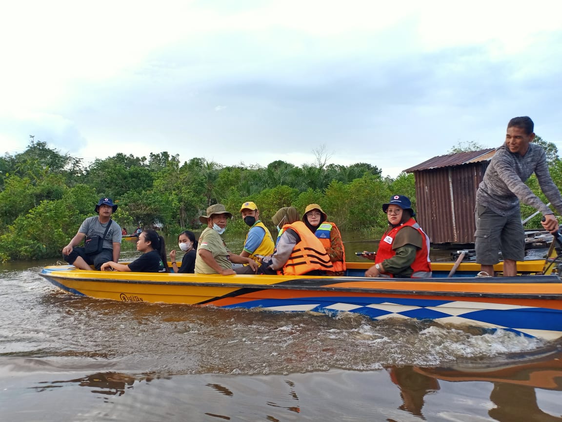 Raja Tayan Bersama Lions Club Arungi Sungai Salurkan Bantuan untuk Korban Banjir 2