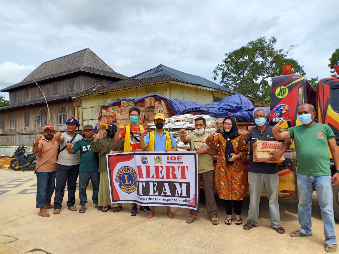 Raja Tayan Bersama Lions Club Arungi Sungai Salurkan Bantuan untuk Korban Banjir 3