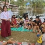 Polisi Hibur Anak-anak Pengungsi Banjir Melawi 11
