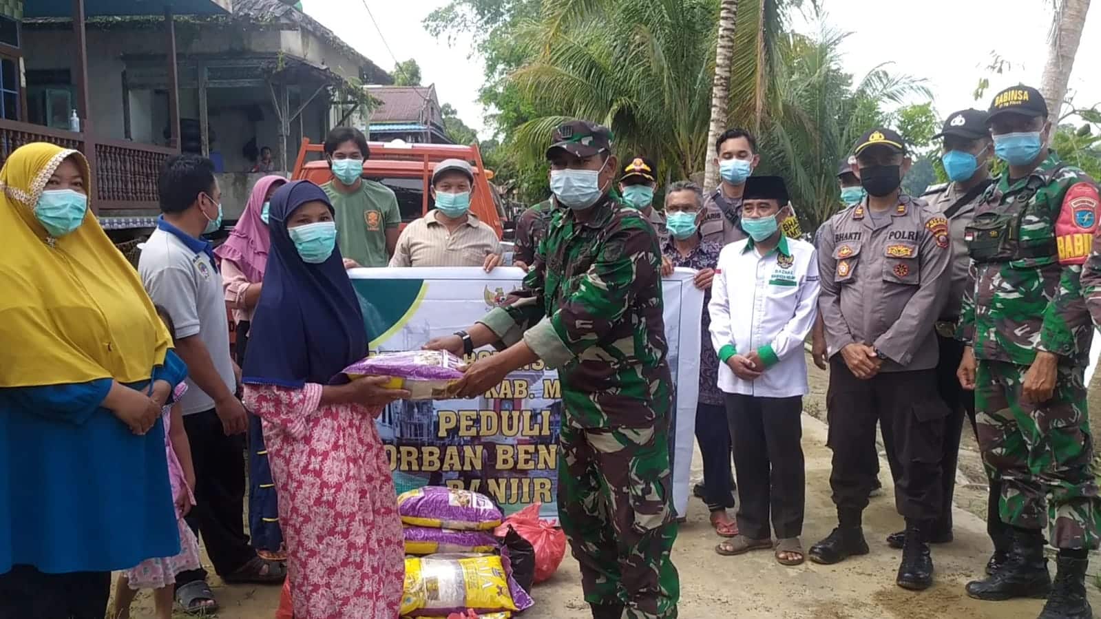 BAZNAS Melawi Bantu Korban Banjir Desa Nusa Pandau 1