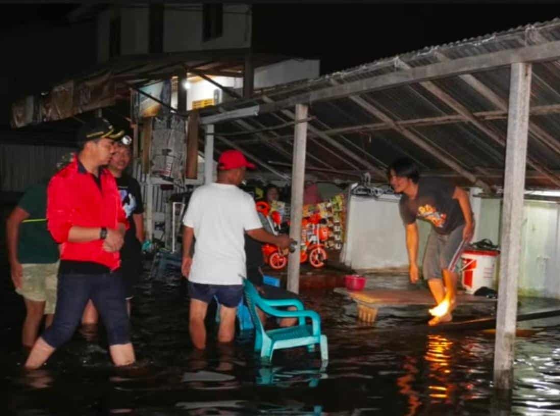 Tinjau Banjir di Semitau, Bupati Sis: Kedepan Harus Ada Mitigasi Bencana 1