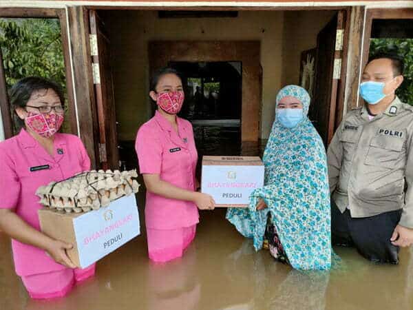 Kapolres Melawi dan Ketua Bhayangkari Salurkan Sembako untuk Korban Banjir