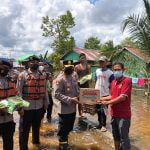 Kapolres Sekadau Berikan Bantuan Bagi Masyarakat Terdampak Banjir