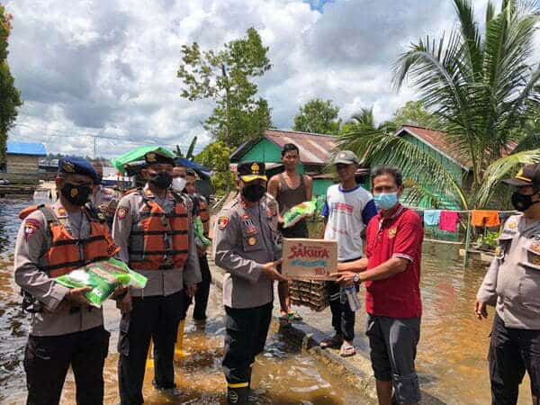 Kapolres Sekadau Berikan Bantuan Bagi Masyarakat Terdampak Banjir