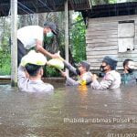 Kirim Bantuan Sembako: Anggota Polsek Laur Terjun langsung ke Lokasi Banjir