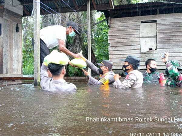 Kirim Bantuan Sembako: Anggota Polsek Laur Terjun langsung ke Lokasi Banjir