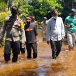 Peduli Korban Banjir, Kapolsek Muara Pawan Berikan Bantuan Sembako ke Warga Desa Mayak